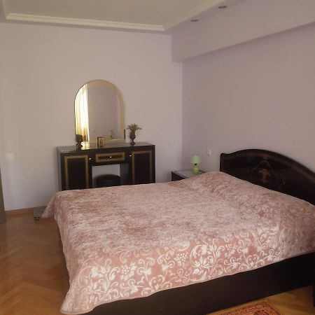 Nellie'S Apartment Batumi Exterior photo